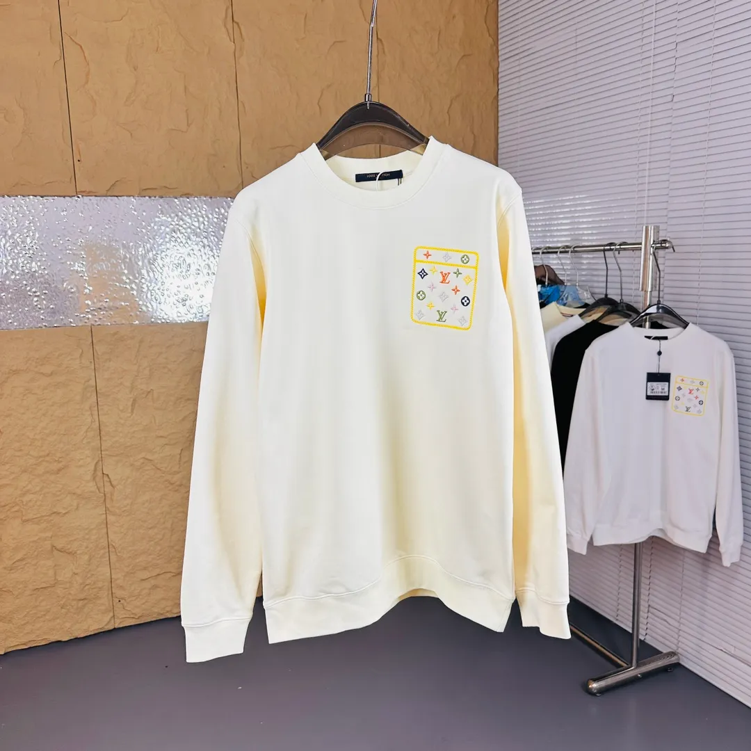 🅿️320 Brand: Louis Vuitton🤳𝗟𝗩 Fabric: ☑️Made of 440g double-strand pure cotton terry👕 Fabric: ☑️Thread with 1*1 double yarn thread. 🔜Comes with dyeing in the same tank. Craftsmanship: ☑️The embroidery uses 3D three-dimensional embroidery technology, 🇧🇫The original computer scan and print is restored 1:1. The pattern is clear and the needle count is dense. It is a rare high-end product on the market! 🇲🇩All three standards are complete! Size: ☑️S 〰️M 〰️L 〰️XL 〰️XXL